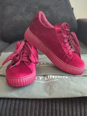 NWOT Ninety Union Women’s Velvet Platform Sneakers Red  With Dusting Bags Size 7